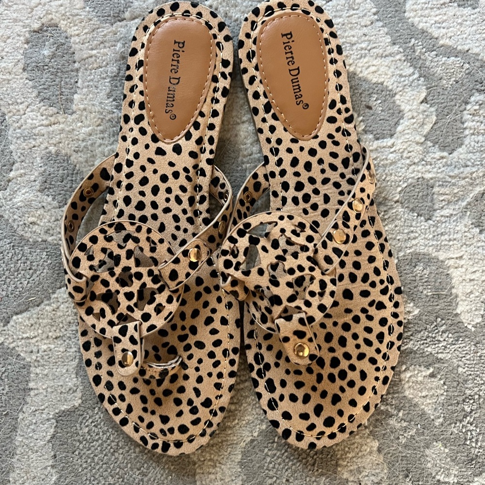 Like new womens 8.5 Leopard print sandals!